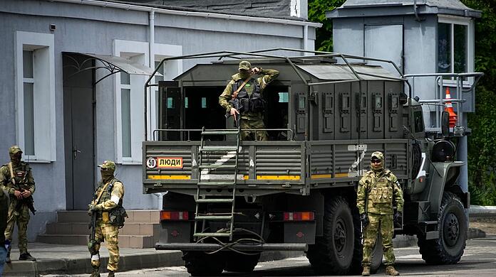 Russische Soldaten bewachen im Mai 2022 ein Gelände in Cherson, das von ausländischen Journalisten besucht wird. (Archivbild)