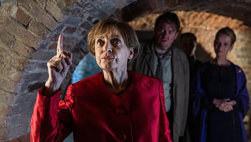 Kombiniere: Katharina Thalbach in "Miss Merkel - Ein Uckermark-Krimi".