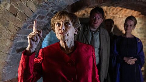 Kombiniere: Katharina Thalbach in "Miss Merkel - Ein Uckermark-Krimi".