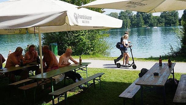 Ein kleines Idyll bei Karlsfeld: der Waldschwaigsee mit Kiosk. Ein kleines Idyll bei Karlsfeld: der Waldschwaigsee mit Kiosk.