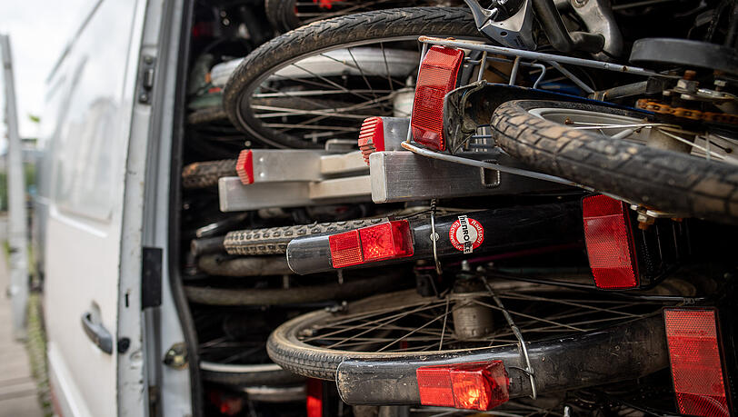 Mutmaßlich gestohlene Fahrräder liegen in einem weißen Transporter, den die Polizei gestoppt hat. (Archiv)