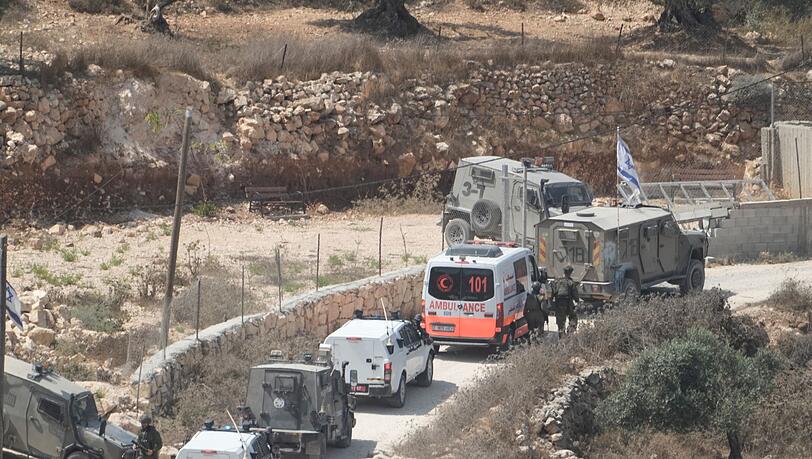 Israelische Soldaten und Krankenwagen am Ort eines neuen Angriffs israelischer Siedler in einem pal&auml;stinensischen Dorf.