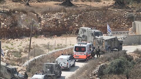 Israelische Soldaten und Krankenwagen am Ort eines neuen Angriffs israelischer Siedler in einem pal&auml;stinensischen Dorf.