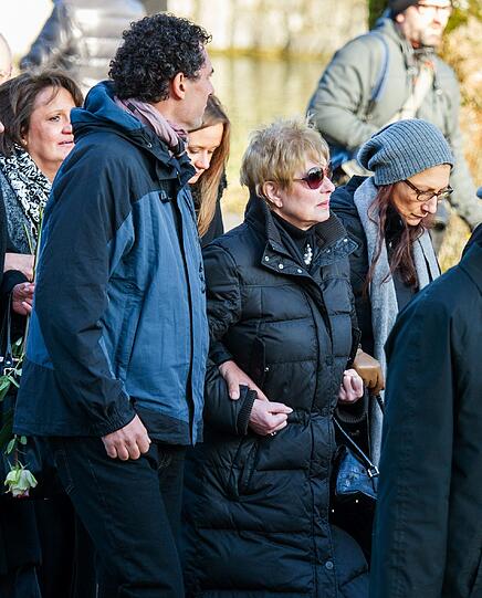 Renate Küster (M), die Witwe von Dieter Hildebrandt, geht am hinter dem Sarg ihres verstorbenen Mannes her.