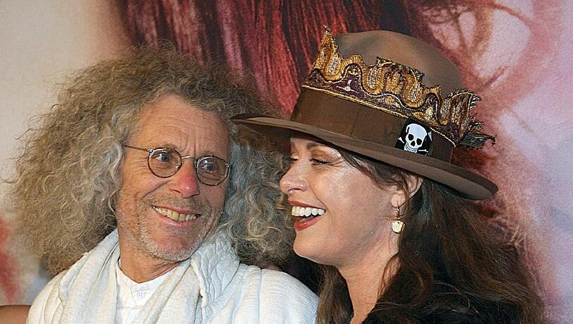 Rainer Langhans und Uschi Obermaier 2007 in München. Kurz darauf begann die Funkstille. Rainer Langhans und Uschi Obermaier 2007 in München. Kurz darauf begann die Funkstille.