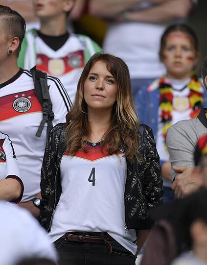 Und auch Lisa, die Frau von Benedikt Höwedes macht im (schon etwas älteren) Deutschland-Trikot eine Top-Figur.