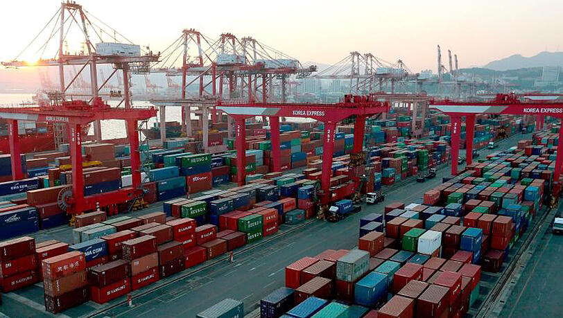 Blick über den Containerhafen in der südkoreanischen Stadt Busan. Blick über den Containerhafen in der südkoreanischen Stadt Busan.
