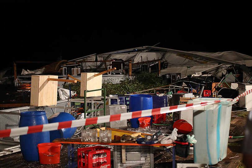 Das schwere Unwetter forderte bei einem Österreichischen Feuerwehr-Fest zwei Todesopfer. Die Bilder vom Unglücksort.