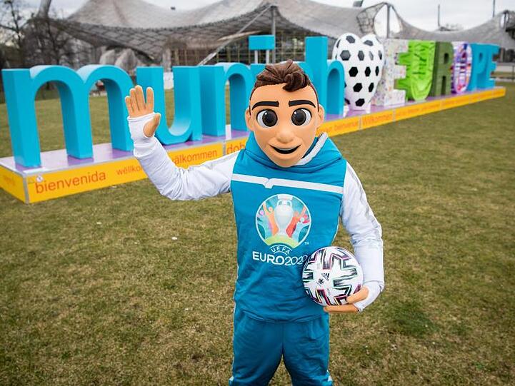 EM-Maskottchen Skillzy steht vor dem Schriftzug "Munich Europe". Foto: Matthias Balk/dpa