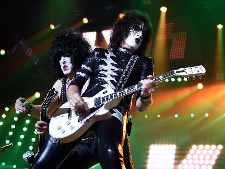 Frontman Paul Stanley (l) zusammen mit Tommy Thayer (r) 2017 in Dortmund.