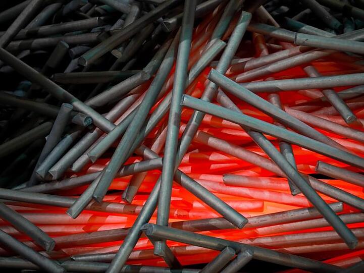 Reste von glühenden Stahlsträngen: Die US-Strafzölle auf die Stahl- und Aluminium-Importe der EU-Länder traten ab dem 8. Februar in Kraft.