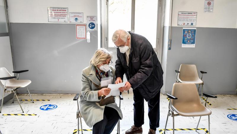 Ältere Menschen warten im Militärkrankenhaus von Baggio nahe Mailand auf eine Covid-19-Impfung.