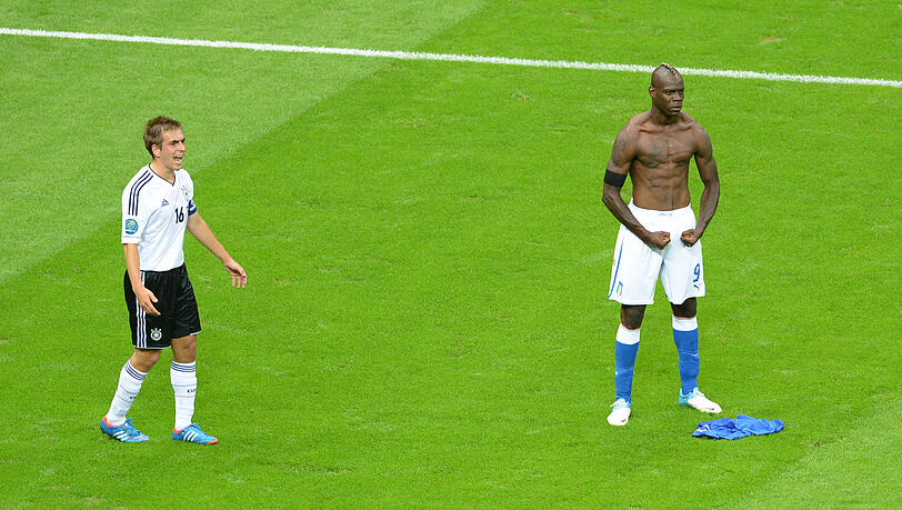 Der Stärkere: Mario Balotelli (rechts) und seine Italiener setzen sich im Halbfinale der Euro 2012 gegen Deutschland um Leitwolf Philipp Lahm (links) durch.