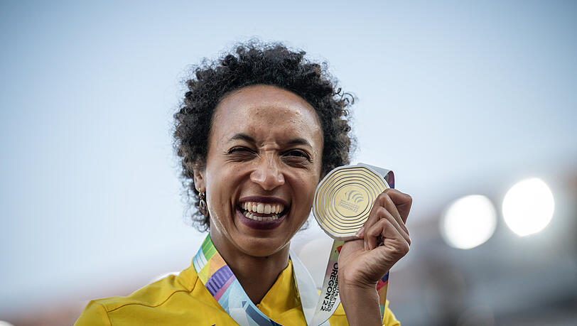 Malaika Mihambo präsentiert stolz ihre Goldmedaille. Malaika Mihambo präsentiert stolz ihre Goldmedaille.