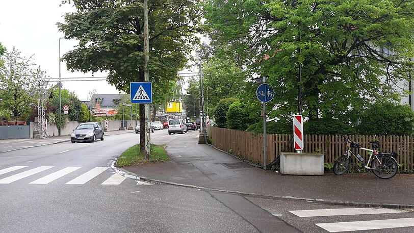 Eng wird's, wenn sich Radfahrer und Fußgänger wie hier in der Allacher Straße plötzlich den Gehweg teilen müssen.