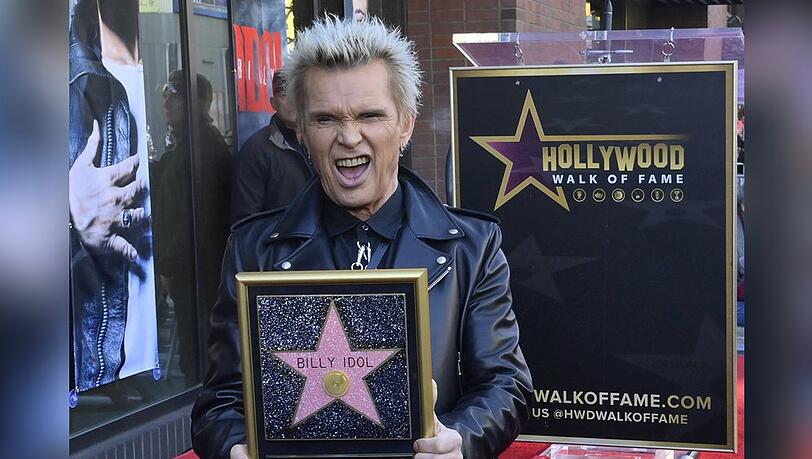 In gewohnter Pose feierte Rocker Billy Idol seinen Stern auf dem Walk of Fame.