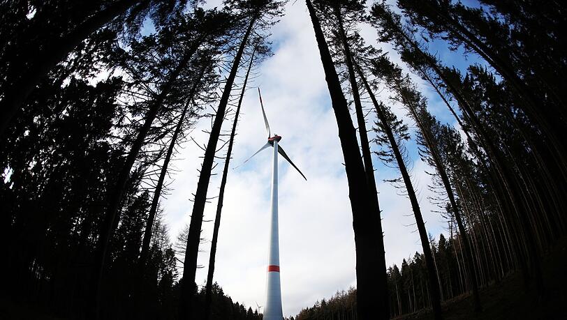 Ein Windrad im Wald - oder mehrere? Nach den Plänen der Bayerischen Staatsregierung soll im Altöttinger und Burghauser Forst Süddeutschlands größter Wald-Windpark entstehen. Ein Windrad im Wald - oder mehrere? Nach den Plänen der Bayerischen Staatsregierung soll im Altöttinger und Burghauser Forst Süddeutschlands größter Wald-Windpark entstehen.