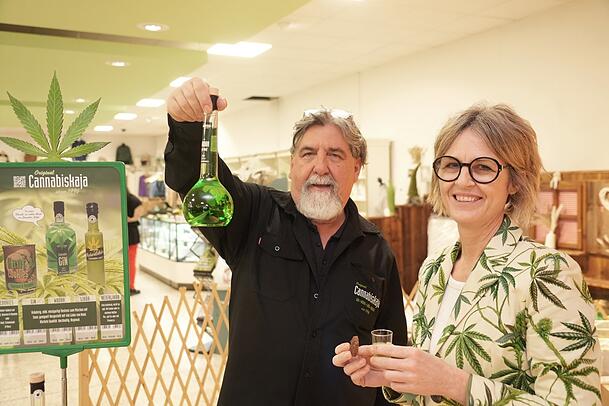 Michael Werla und Christiane Hecht bei der Eröffnung. Werla verkauft Gin mit Hanf, Hecht ist spezialisiert auf Hanf-Bettwäsche.