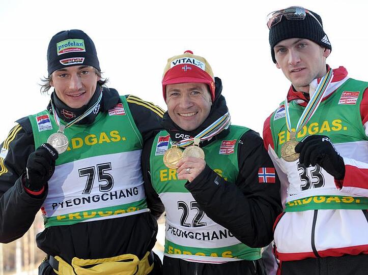 Christoph Stephan, Ole Einar Björndalen und Jakov Fak (v.l.) bei der Siegerehrung.