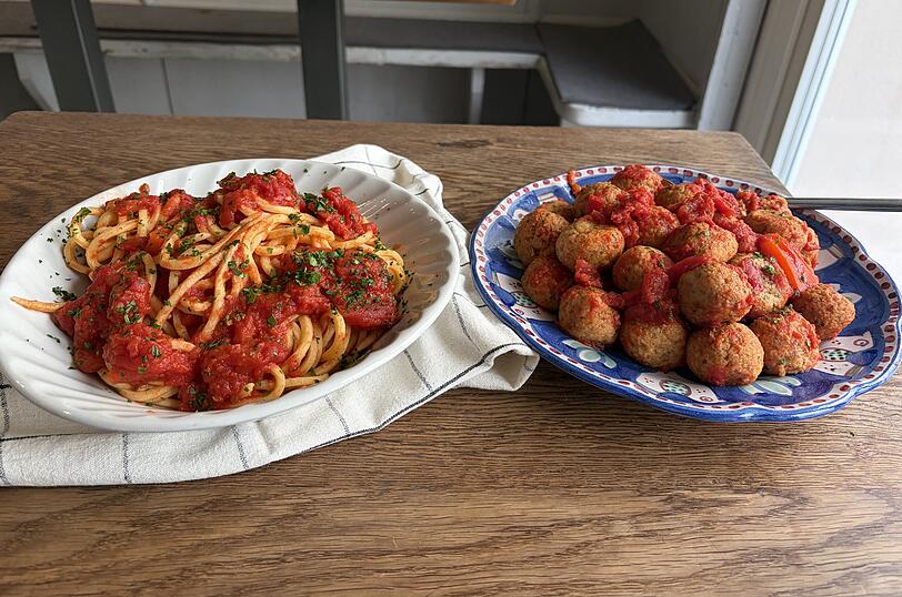 Pasta alla Chitarra (l.) und Polpette cacio e ova. Eine von vielen Möglichkeiten für einen gemütlichen Abend mit Freunden.