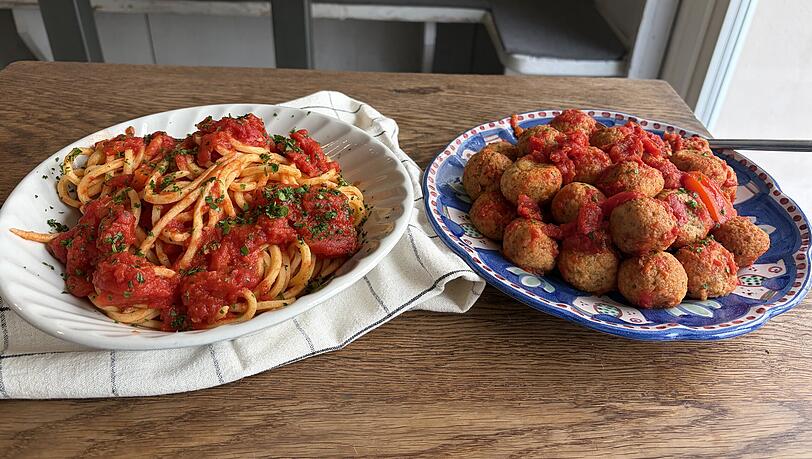 Pasta alla Chitarra (l.) und Polpette cacio e ova. Eine von vielen M&ouml;glichkeiten f&uuml;r einen gem&uuml;tlichen Abend mit Freunden.