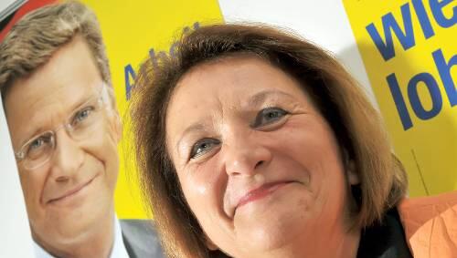 Justizministerin Sabine Leutheusser-Schnarrenberger vor einem Plakat mit
Parteichef Guido Westerwelle. Beerbt sie ihn? Justizministerin Sabine Leutheusser-Schnarrenberger vor einem Plakat mit
Parteichef Guido Westerwelle. Beerbt sie ihn?
