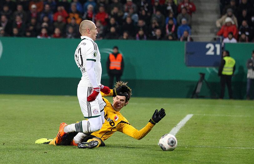 Das Foul an Arjen Robben in Bildern!