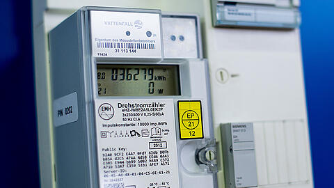 Bis zu einer Grenze von 6000 Kilowattstunden Verbrauch sollen Netzbetreiber wie Stadtwerke entscheiden, ob sie neue Zähler und Digitaltechnik bei ihren Kunden verwenden oder nicht.