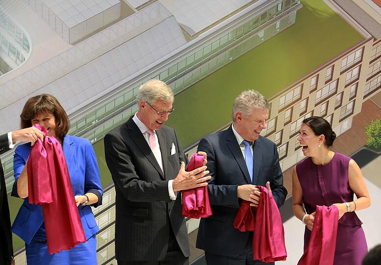 Das Band ist gerade durchschnitten (v. l.): Ilse Aigner, Aufsichtsratsvorsitzender Gerhard Cromme, OB Dieter Reiter und Nathalie von Siemens.