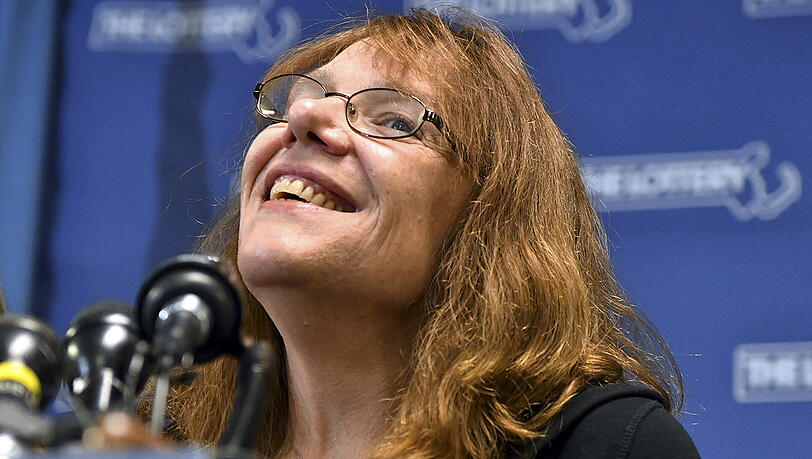 Mavis Wanczyk lächelt in Braintree während einer Pressekonferenz, bei der sie die 758,7 Mio US-Dollar abholt, die sie zuvor gewonnen hatte. Mavis Wanczyk lächelt in Braintree während einer Pressekonferenz, bei der sie die 758,7 Mio US-Dollar abholt, die sie zuvor gewonnen hatte.