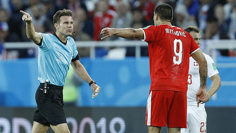 Der Münchner Schiedsrichter Felix Brych diskutiert in der hitzigen WM-Partie Serbien gegen Schweiz (1:2) mit dem Serben Aleksandar Mitrovic. Der Münchner Schiedsrichter Felix Brych diskutiert in der hitzigen WM-Partie Serbien gegen Schweiz (1:2) mit dem Serben Aleksandar Mitrovic.