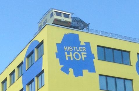 Der Flatz-Campingwagen auf dem Kistlerhof-Dach.