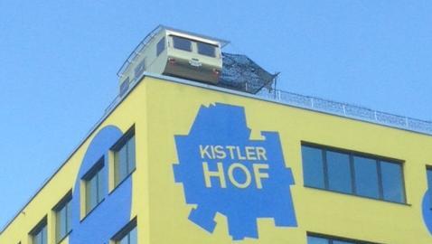 Der Flatz-Campingwagen auf dem Kistlerhof-Dach. Der Flatz-Campingwagen auf dem Kistlerhof-Dach.