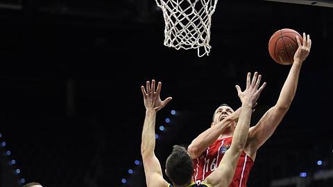 Bayerns Paul Zipser (r) zieht gegen Oldenburgs Rasid Mahalbasic (M) zum Korb.