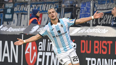 Sigurd Haugen dreht jubelnd nach seinem Treffer zum vorentscheidenden 2:1 gegen Duisburg ab, später netzt Thore Jacobsen zum 3:1-Endstand ein.