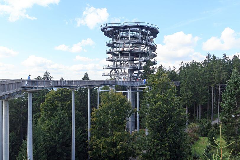 Sie möchten bayrische Bergluft schnuppern, haben aber keine Lust auf überfüllte Urlaubsorte? Dann ist der Bayerische Wald eine entspannte Alternative zu den Alpen. Vor allem Familien kommen hier voll auf ihre Kosten, denn neben Wander- und Radwegen gibt es auch Attraktionen wie den Waldwipfelweg, das Haus am Kopf, die Rodelbahn "Vogelwuider Sepp" und das JOSKA Glasparadies. Sie möchten bayrische Bergluft schnuppern, haben aber keine Lust auf überfüllte Urlaubsorte? Dann ist der Bayerische Wald eine entspannte Alternative zu den Alpen. Vor allem Familien kommen hier voll auf ihre Kosten, denn neben Wander- und Radwegen gibt es auch Attraktionen wie den Waldwipfelweg, das Haus am Kopf, die Rodelbahn "Vogelwuider Sepp" und das JOSKA Glasparadies.