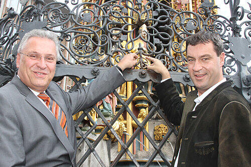 Gute Wünsche für die Region: Die Minister Markus Söder (r.) und Joachim Herrmann drehen den Ring am Schönen Brunnen.