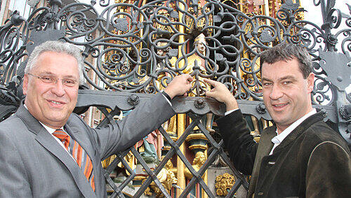 Gute Wünsche für die Region: Die Minister Markus Söder (r.) und Joachim Herrmann drehen den Ring am Schönen Brunnen. Gute Wünsche für die Region: Die Minister Markus Söder (r.) und Joachim Herrmann drehen den Ring am Schönen Brunnen.