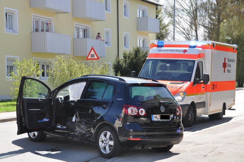 Ein Mercedesfahrer missachtet die Vorfahrt und knallt in einen VW.
