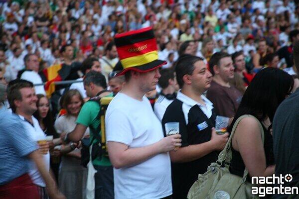Public Viewing im Olympiastadion: So fieberten die Fans mit der deutschen Mannschaft.