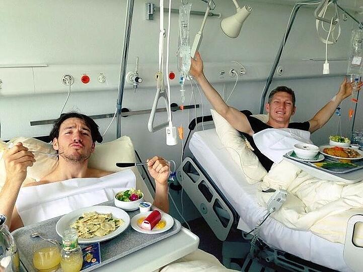Anfang Juni teilten sich die beiden ein Krankenhauszimmer in Zürich. Mit den Folgen der Operation hat der Bayern-Star bis heute zu kämpfen.