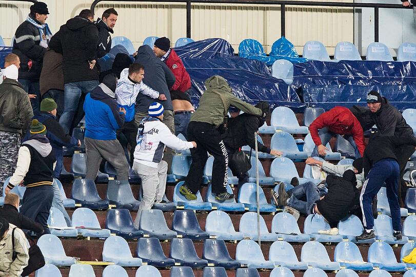 Auschreitungen führen zu Spielunterbrechung: Die Bilder.