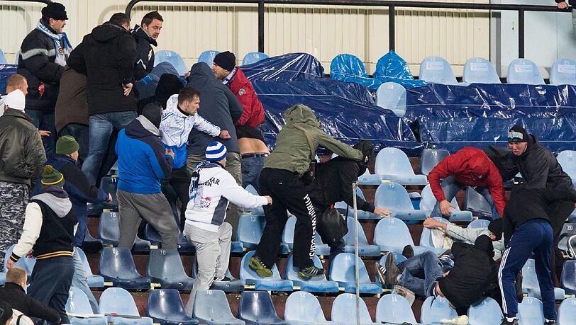 Auschreitungen führen zu Spielunterbrechung: Die Bilder. Auschreitungen führen zu Spielunterbrechung: Die Bilder.