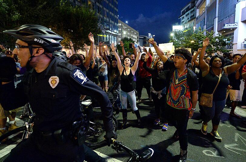 Ein Demonstrant soll von einem Zivilisten angeschossen worden sein. Foto: Jeff Siner/Zuma Press