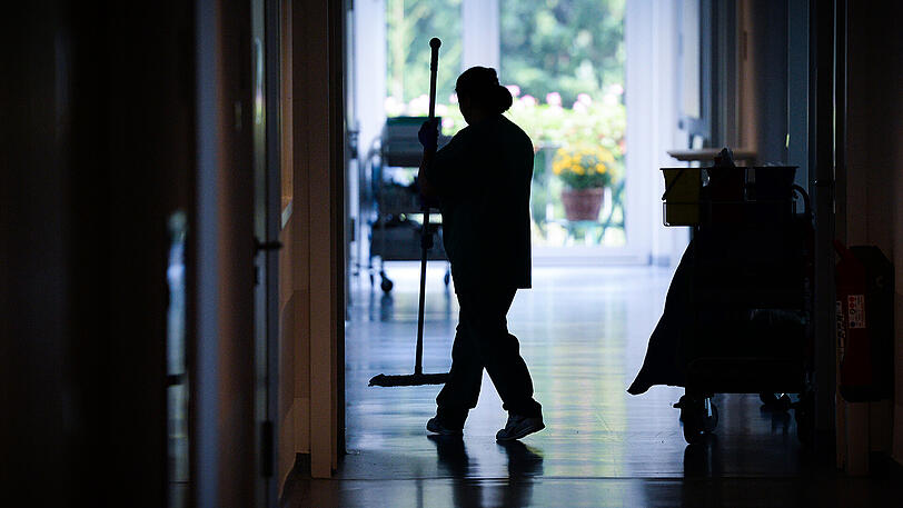 Eine Reinigungskraft wischt den Flur in einem Krankenhaus. Insbesondere Arbeitnehmer, die im Niedriglohnsektor arbeiten, sind zunehmend von Armut bedroht.