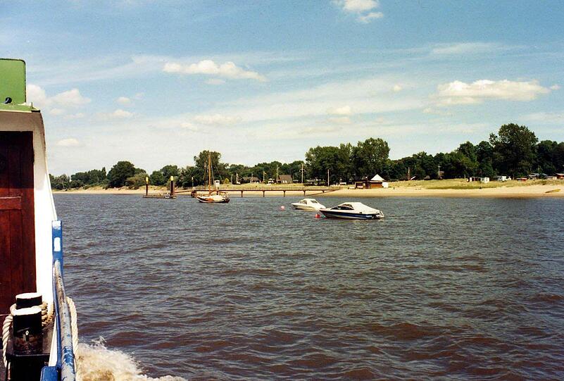 Feiner Sandstrand lädt auf der Weser-Insel Harriersand zum Sonnenbaden ein.