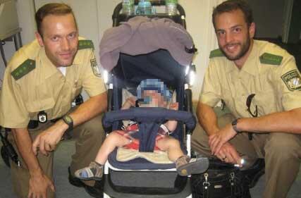 Der kleine Mikael zwischen den beiden Polizeibeamten.