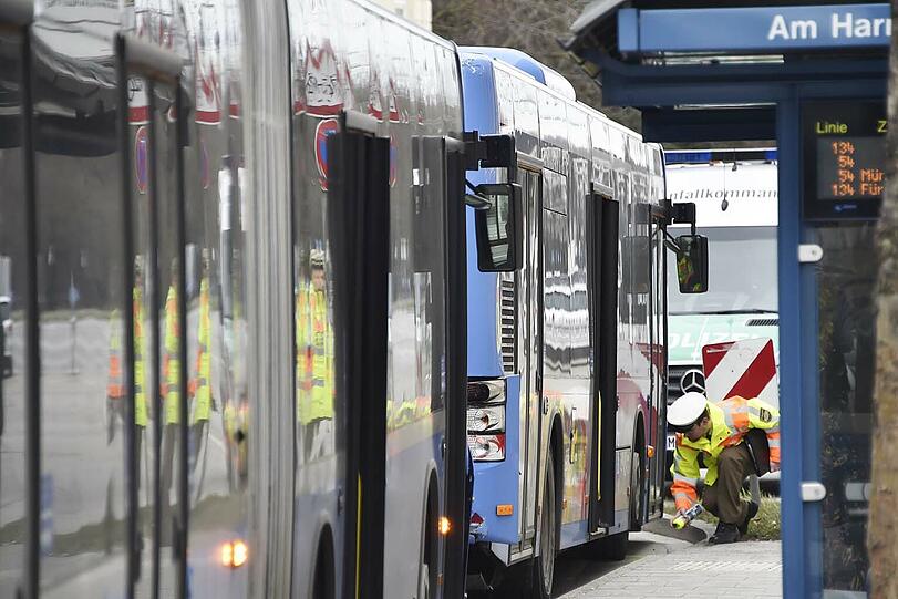 Auf der Plinganser Straße kollidieren zwei Linienbusse. Eine Stunde war sie komplett gesperrt.