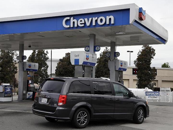 Exxons US-Erzrivale Chevron steigerte den Überschuss zum Jahresende um 19 Prozent auf 3,7 Milliarden Dollar (3,2 Mrd Euro).