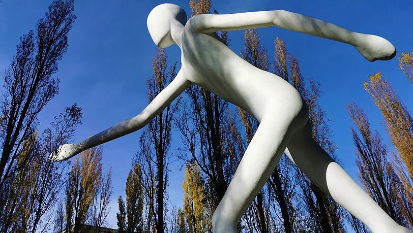 Seit 25 Jahre tritt Jonathan Borofskys "Walking Man" dynamisch auf der Stelle. Und der weiße Riese strahlt wie eh und je. Seit 25 Jahre tritt Jonathan Borofskys "Walking Man" dynamisch auf der Stelle. Und der weiße Riese strahlt wie eh und je.